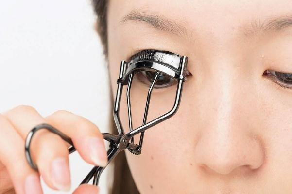 睫毛夹要用睫毛膏吗 睫毛夹要夹多长时间 睫毛夹要用睫毛膏吗 睫毛夹要夹多长时间