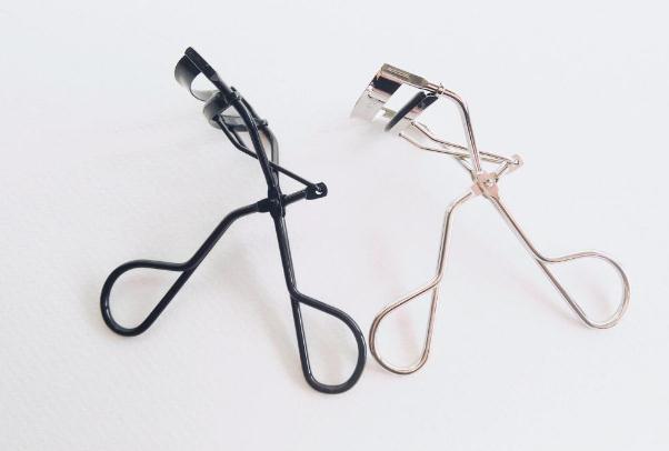 睫毛夹要用睫毛膏吗 睫毛夹要夹多长时间 睫毛夹要用睫毛膏吗 睫毛夹要夹多长时间