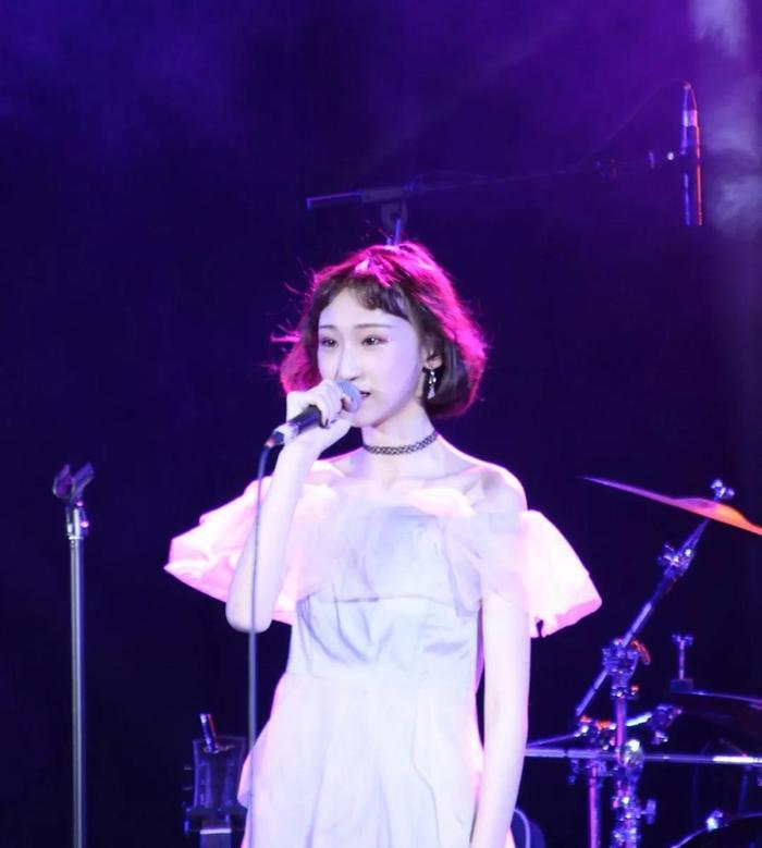 00后音乐人开始爆红网络!这一波的领先者为何是陈雪凝?