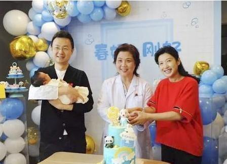 央视名嘴刚强娶北京台当家花旦,春妮41岁产子,红娘竟是月亮姐姐