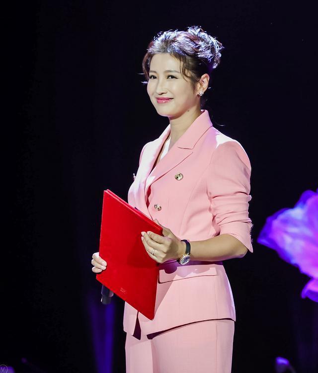 央视名嘴刚强娶北京台当家花旦,春妮41岁产子,红娘竟是月亮姐姐