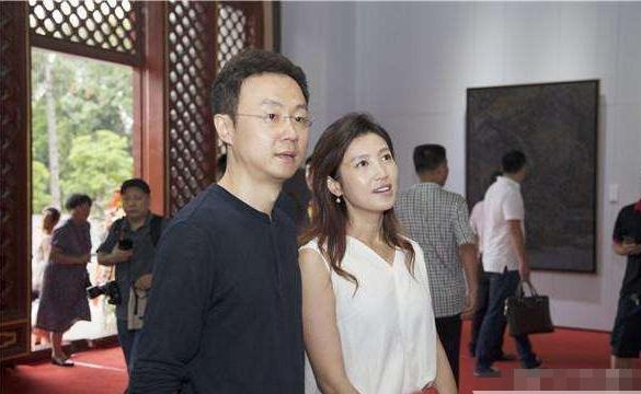 央视名嘴刚强娶北京台当家花旦,春妮41岁产子,红娘竟是月亮姐姐