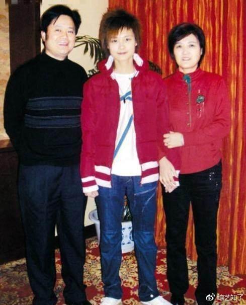 低调了13年,李宇春爸爸身份曝光,网友:难怪人人都说她好厉害!
