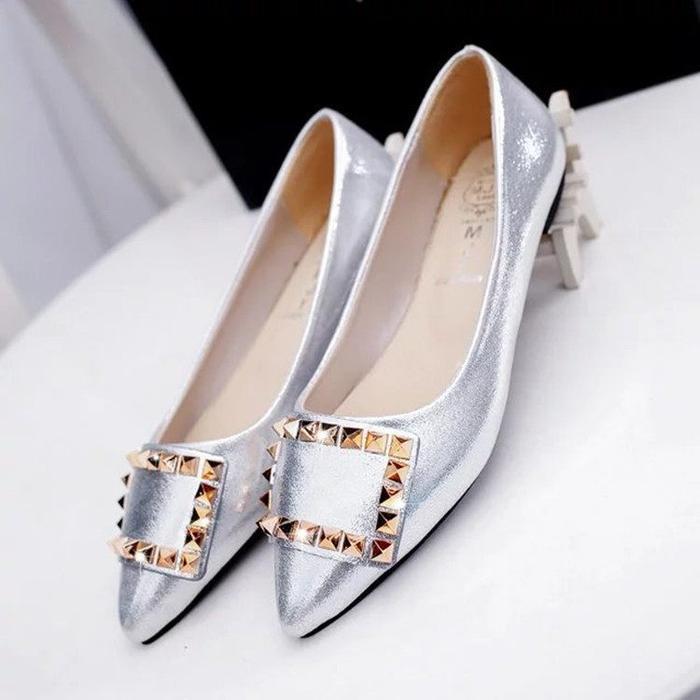 春天专属女人的几款平跟单鞋，舒适时尚不累脚，还很养眼吸睛