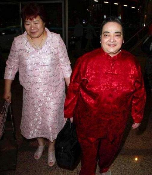 她是“澳门第一美人”的女儿，却长着男人相，身价百亿寄情宠物狗