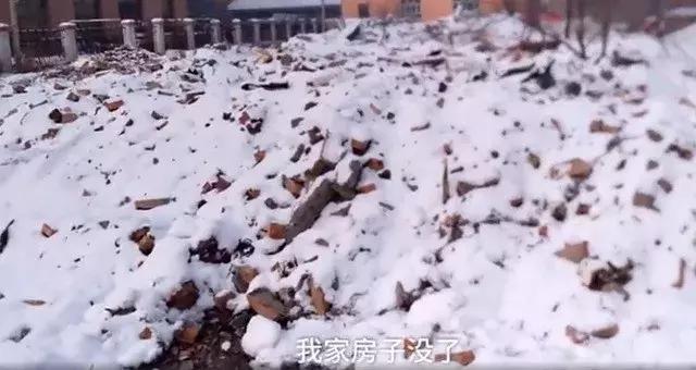 女子高举小孩当伞挡雨，网友：这可能是个假妈妈