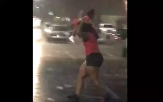 女子高举小孩当伞挡雨，网友：这可能是个假妈妈