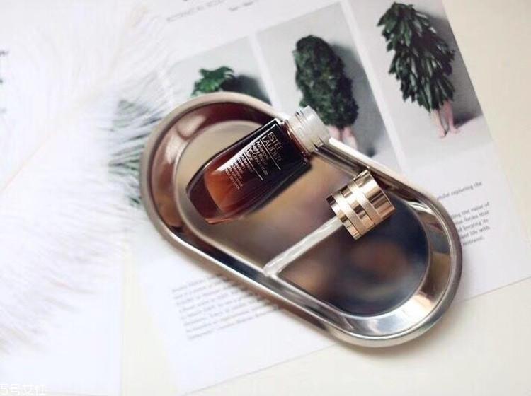 雅诗兰黛眼精华和眼霜的区别 能单独作为眼霜使用 雅诗兰黛眼精华和眼霜的区别 能单独作为眼霜使用