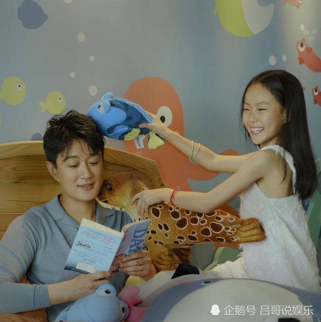 佟大为两女儿拍照，姐姐静若处子，妹妹动若脱兔，好幸福的一家