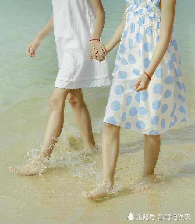 佟大为两女儿拍照，姐姐静若处子，妹妹动若脱兔，好幸福的一家