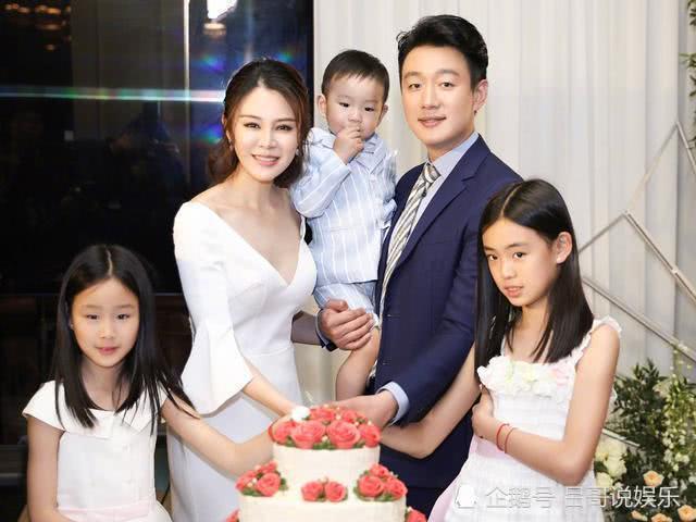 佟大为两女儿拍照，姐姐静若处子，妹妹动若脱兔，好幸福的一家