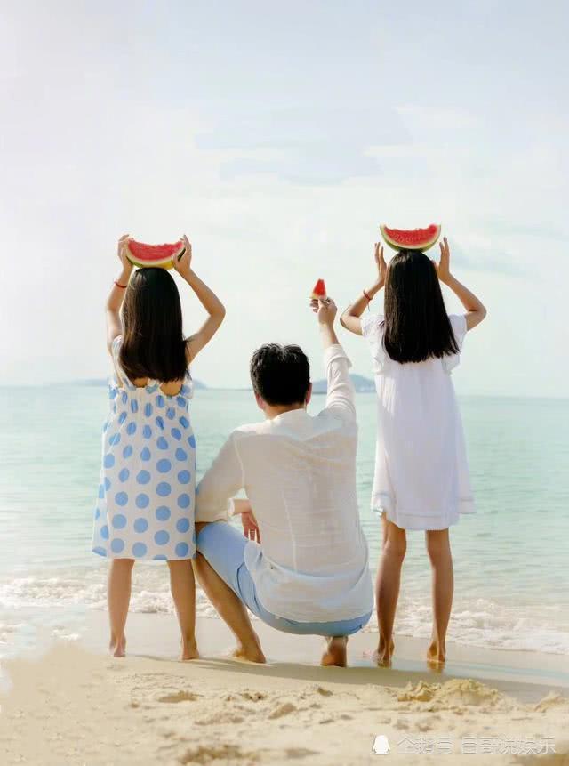 佟大为两女儿拍照，姐姐静若处子，妹妹动若脱兔，好幸福的一家