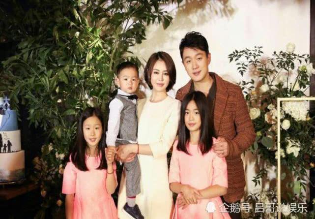 佟大为两女儿拍照，姐姐静若处子，妹妹动若脱兔，好幸福的一家