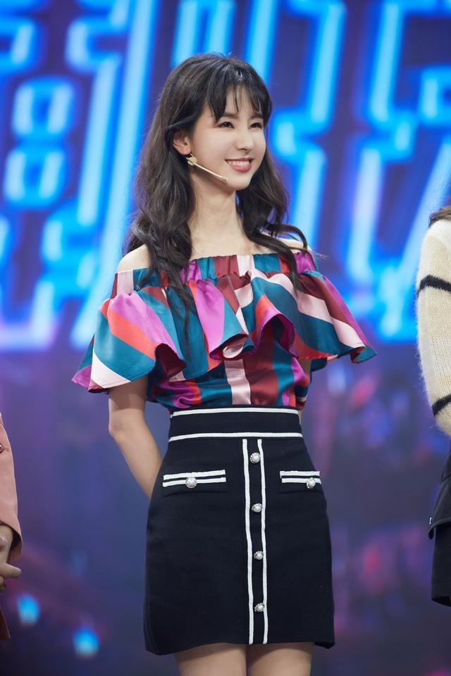 陈都灵这腿真争气，未修图都白嫩纤细，配热裤美得让人移不开眼睛