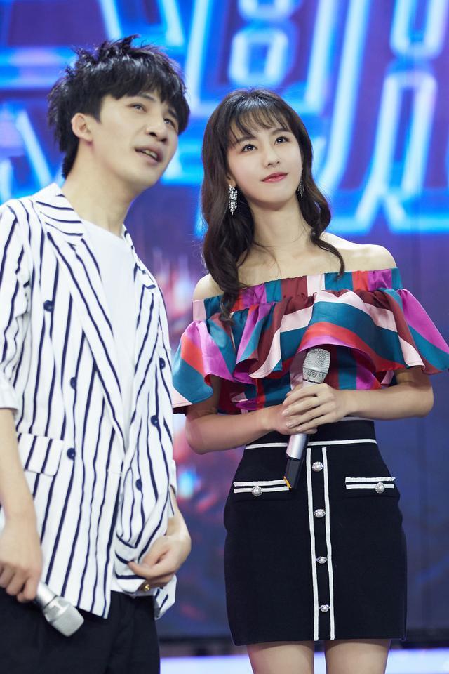 陈都灵这腿真争气，未修图都白嫩纤细，配热裤美得让人移不开眼睛