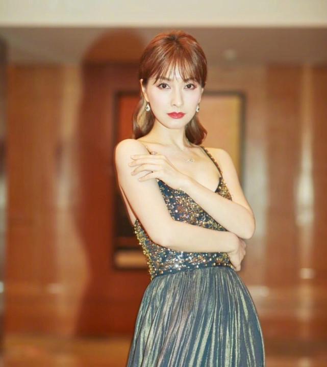 她被传是李易峰的“女人”，粉丝约她天台见，瘦身后变身时髦精！