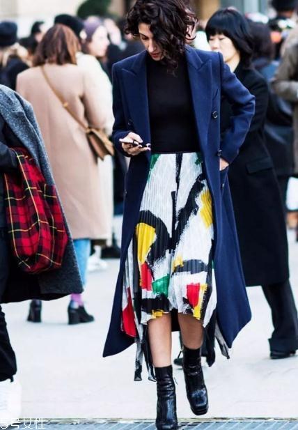 冬季半身裙怎么搭配？这样穿时尚又藏肉