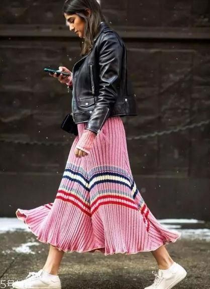 冬季半身裙怎么搭配？这样穿时尚又藏肉