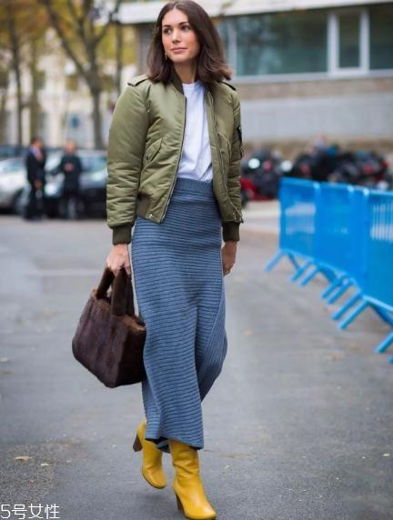 冬季半身裙怎么搭配？这样穿时尚又藏肉