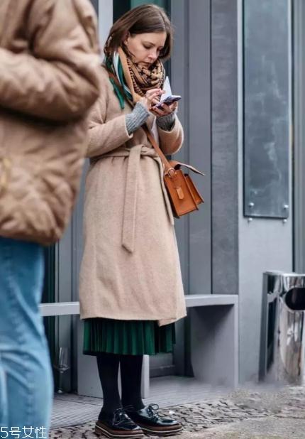 冬季半身裙怎么搭配？这样穿时尚又藏肉
