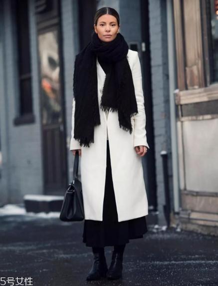 冬季半身裙怎么搭配？这样穿时尚又藏肉