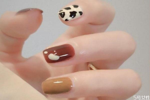 指甲油和甲油胶谁的危害大 甲胶油为什么要用烤灯 指甲油和甲油胶谁的危害大 甲胶油为什么要用烤灯