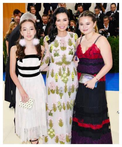 邓文迪母女3人出席派对，大女儿长相欧美化意外撞脸米兰达·可儿