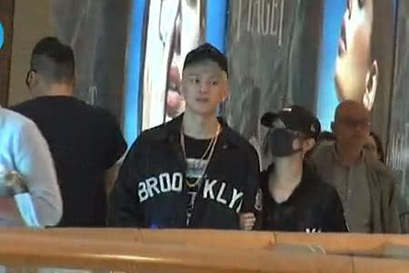 邓紫棋和男友情侣装现身,男友正面照曝光,颜值不输小鲜肉