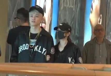 邓紫棋和男友情侣装现身,男友正面照曝光,颜值不输小鲜肉