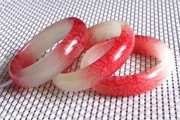 血玉手镯市场价格 品种很名贵 血玉手镯市场价格 品种很名贵