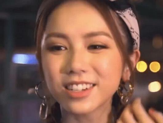 邓紫棋品尝“虫子餐”,鼓起勇气尝了一口,因“爆浆”而尖叫