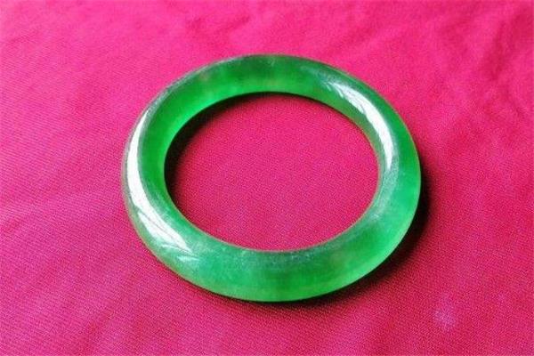 满绿翡翠手镯价格 满绿翡翠值钱吗 满绿翡翠手镯价格 满绿翡翠值钱吗