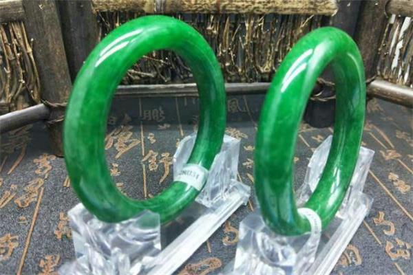 满绿翡翠手镯价格 满绿翡翠值钱吗 满绿翡翠手镯价格 满绿翡翠值钱吗