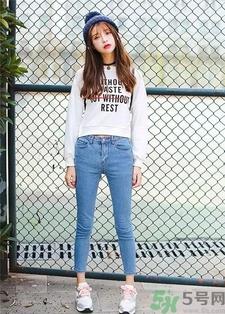 卫衣配什么裤子好看?卫衣搭配牛仔裤好看吗?