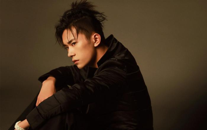 易烊千玺ins许久未更，谁看到他的ins简介？真不愧是“大佬”