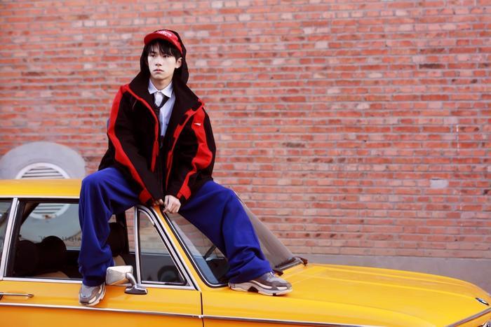 易烊千玺ins许久未更，谁看到他的ins简介？真不愧是“大佬”