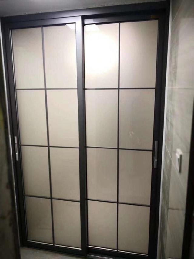 卫生间装推拉门，原来有这么多好处！看完才知自家装错了