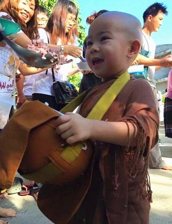 泰国两岁半小和尚走红，打坐瞌睡，萌翻万千网友