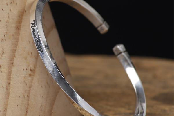 莫比乌斯手环是纯银的吗 莫比乌斯手环戴哪只手好 莫比乌斯手环是纯银的吗 莫比乌斯手环戴哪只手好