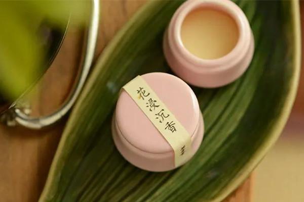 香膏涂在哪里最留香呢 香膏可以涂在头发上吗 香膏涂在哪里最留香呢 香膏可以涂在头发上吗