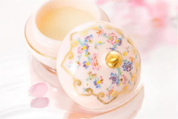 香膏涂在哪里最留香呢 香膏可以涂在头发上吗 香膏涂在哪里最留香呢 香膏可以涂在头发上吗