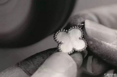 ​梵克雅宝四叶草项链怎么看真假 梵克雅四叶草项链价格