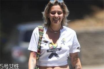 v领t恤怎样搭配衣服?v领t恤搭配图片 v领t恤怎样搭配衣服?v领t恤搭配图片