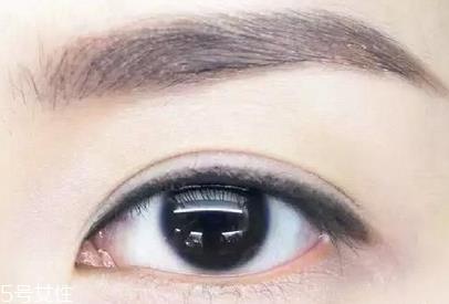 怎么画眼线让眼睛自然又有神？画眼线必学基本步骤