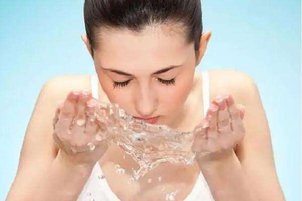 洗脸要用力洗还是轻轻洗 洗脸要用力搓吗 洗脸要用力洗还是轻轻洗 洗脸要用力搓吗