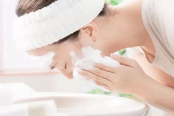 洗脸要用力洗还是轻轻洗 洗脸要用力搓吗 洗脸要用力洗还是轻轻洗 洗脸要用力搓吗