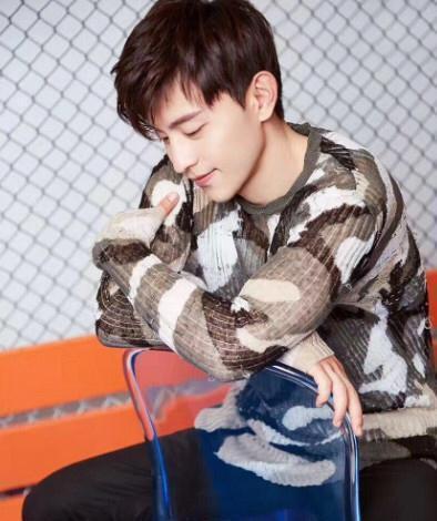 邓伦公布女友标准,坦言对杨紫不是爱情,一张口就让大家沉默了