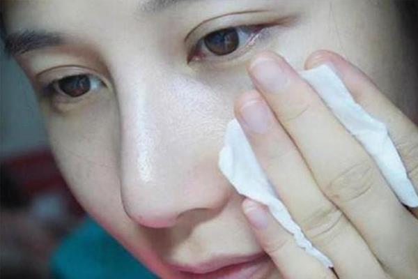 爽肤水怎么用最好 爽肤水擦好还是拍好 爽肤水怎么用最好 爽肤水擦好还是拍好