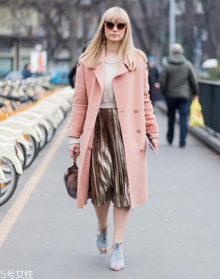 大衣搭配半身裙好看吗?过年艳压群芳全靠它 大衣搭配半身裙好看吗?过年艳压群芳全靠它