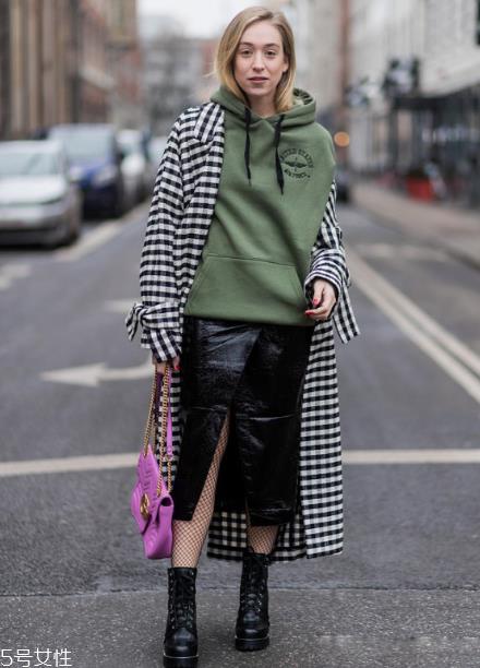 大衣搭配半身裙好看吗?过年艳压群芳全靠它 大衣搭配半身裙好看吗?过年艳压群芳全靠它